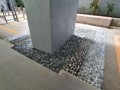 a stone walkway with a pillar in a building at Cozy 2R2B near Gleneagles @ Embassy Row KLCC in Kuala Lumpur