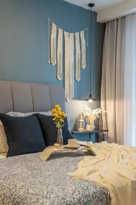 a bedroom with blue walls and a bed with flowers on it at Bintang Fairlane Residences near Pavilion by GL Staycation in Kuala Lumpur