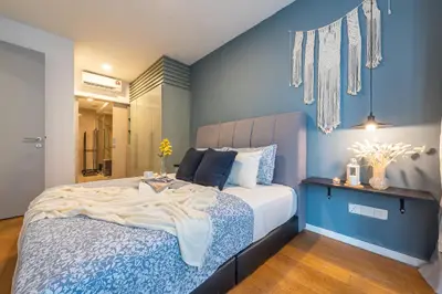 a bedroom with a blue wall with a bed at Bintang Fairlane Residences near Pavilion by GL Staycation in Kuala Lumpur