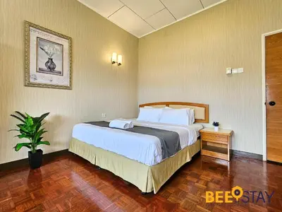 a bedroom with a large bed in a hotel room at Bangsar Three Storey Luxury Landed House 19PAX in Kuala Lumpur