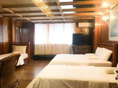 a hotel room with two beds and a television at Hotel O I.villa Inn in Kuala Lumpur