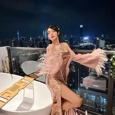 Skyscraper 65 KL Highest Outdoor Bathtub Luxury Lavish Designer Suite Penthouse Lv65