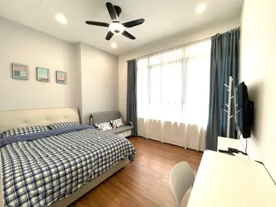 a bedroom with a bed and a ceiling fan at Cozy home in city center with free parking -1B in Kuala Lumpur
