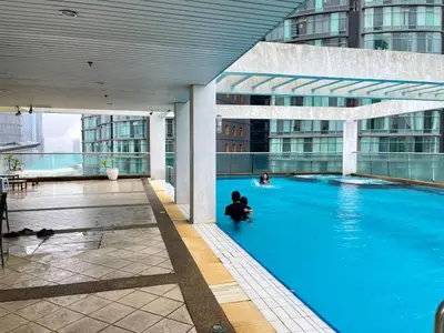 a large swimming pool on top of a building at Parkview KLCC ITSKAYA 21 NEW in Kuala Lumpur
