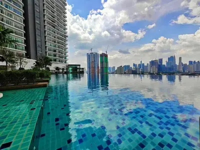a swimming pool with a view of the city at \u5e02\u4e2d\u5fc3\u9ad8\u6863\u5957\u623f \u94fe\u63a5\u5730\u8dcc\u5546\u573a in Kuala Lumpur