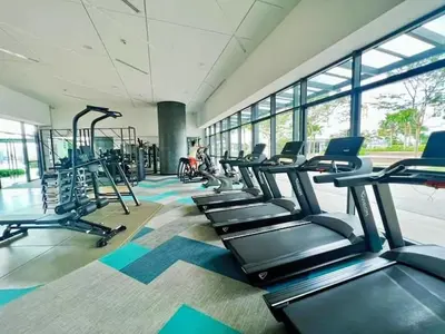 a gym with rows of treadmills and elliptical machines at \u5e02\u4e2d\u5fc3\u9ad8\u6863\u5957\u623f \u94fe\u63a5\u5730\u8dcc\u5546\u573a in Kuala Lumpur