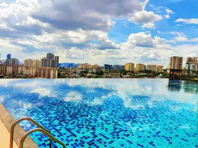 a swimming pool with a view of a city at \u5e02\u4e2d\u5fc3\u9ad8\u6863\u5957\u623f \u94fe\u63a5\u5730\u8dcc\u5546\u573a in Kuala Lumpur