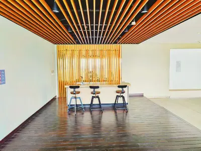 a room with two stools and a table in a room at \u5e02\u4e2d\u5fc3\u9ad8\u6863\u5957\u623f \u94fe\u63a5\u5730\u8dcc\u5546\u573a in Kuala Lumpur