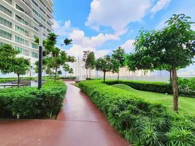 a walkway in a park next to a building at \u5e02\u4e2d\u5fc3\u9ad8\u6863\u5957\u623f \u94fe\u63a5\u5730\u8dcc\u5546\u573a in Kuala Lumpur