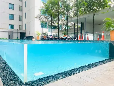 a large blue swimming pool in a building at Hi\u8212\u9002\u5927\u5e8a\u623f klcc\u65c1 \u8f7b\u8f68\u65c1 \u65e0\u8fb9\u6e38\u6cf3\u6c60 in Kuala Lumpur