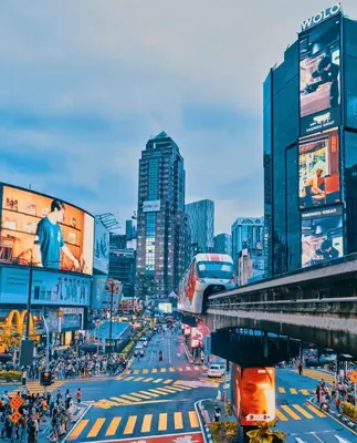 a busy street in a city with a train at Hi\u8212\u9002\u5927\u5e8a\u623f klcc\u65c1 \u8f7b\u8f68\u65c1 \u65e0\u8fb9\u6e38\u6cf3\u6c60 in Kuala Lumpur