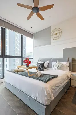 a bedroom with a large bed with a ceiling fan at \u5409\u9686\u5761Scarletz\u65af\u5609\u4e3d \u53cc\u5b50\u5854\u9644\u8fd1 \u65e0\u8fb9\u6cf3\u6c60 \u914d\u5065\u8eab\u623f \u5de5\u4f5c\u5ba4 in Kuala Lumpur