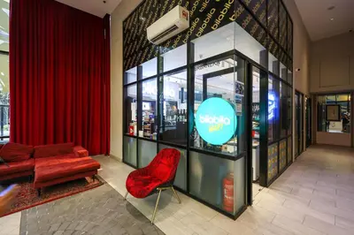 a store with a red chair and a red couch at \u5409\u9686\u5761Scarletz\u65af\u5609\u4e3d \u53cc\u5b50\u5854\u9644\u8fd1 \u65e0\u8fb9\u6cf3\u6c60 \u914d\u5065\u8eab\u623f \u5de5\u4f5c\u5ba4 in Kuala Lumpur