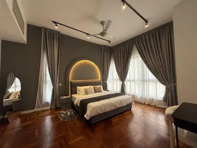 a bedroom with a bed and two large windows at klcc\u53cc\u5b50\u5854\u6b65\u884c\u51e0\u5206\u949f \u5927\u4e00\u623f \u53ef\u4f4f\u4e8c\u4eba in Kuala Lumpur