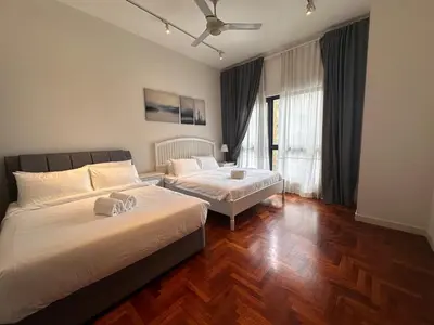 a bedroom with two beds and a window at klcc\u53cc\u5b50\u5854\u6b65\u884c\u51e0\u5206\u949f \u5927\u4e00\u623f \u53ef\u4f4f\u4e8c\u4eba in Kuala Lumpur