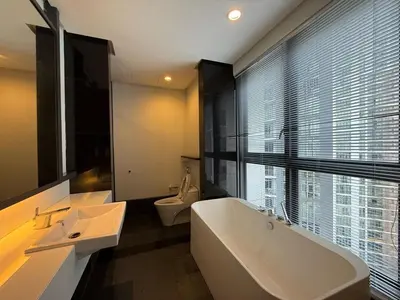 a bathroom with two sinks and a tub and a toilet at klcc\u53cc\u5b50\u5854\u6b65\u884c\u51e0\u5206\u949f \u5927\u4e00\u623f \u53ef\u4f4f\u4e8c\u4eba in Kuala Lumpur