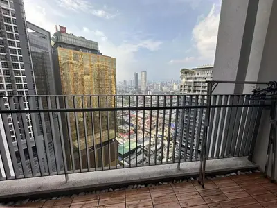 a balcony with a view of a city at klcc\u53cc\u5b50\u5854\u6b65\u884c\u51e0\u5206\u949f \u5927\u4e00\u623f \u53ef\u4f4f\u4e8c\u4eba in Kuala Lumpur