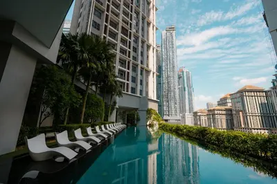 a river in a city with tall buildings at klcc\u53cc\u5b50\u5854\u6b65\u884c\u51e0\u5206\u949f \u5927\u4e00\u623f \u53ef\u4f4f\u4e8c\u4eba in Kuala Lumpur