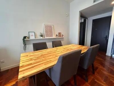 a dining room with a wooden table and chairs at klcc\u53cc\u5b50\u5854\u6b65\u884c\u51e0\u5206\u949f \u5927\u4e00\u623f \u53ef\u4f4f\u4e8c\u4eba in Kuala Lumpur