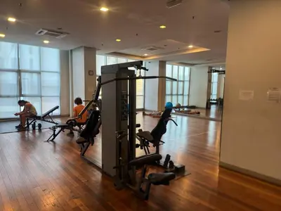 a gym with people exercising in the gym at Infinity Skypool Retreat hostel in Kuala Lumpur