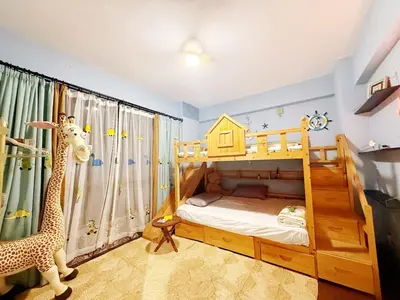 a childs room with a giraffe and a bunk bed at Bintang Home in Kuala Lumpur