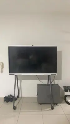 a flat screen tv on a stand in a room at \u670d\u52a1\u5f0f\u516c\u5bd3 in Kuala Lumpur