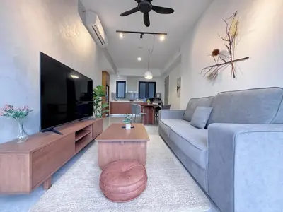 a living room with a couch and a flat screen tv at KLCC Agile 雅居乐民宿-吉隆坡 I 双子塔 I Walking distance to MRT & TRX & Bukit Bintang I 中英马客服 Chinese English Malay in Kuala Lumpur