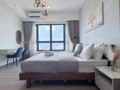 a bedroom with a large bed with a large window at KLCC Agile 雅居乐民宿-吉隆坡 I 双子塔 I Walking distance to MRT & TRX & Bukit Bintang I 中英马客服 Chinese English Malay in Kuala Lumpur
