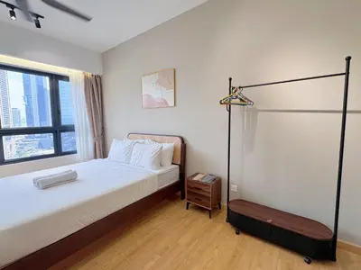 a bedroom with a bed and a window at KLCC Agile 雅居乐民宿-吉隆坡 I 双子塔 I Walking distance to MRT & TRX & Bukit Bintang I 中英马客服 Chinese English Malay in Kuala Lumpur