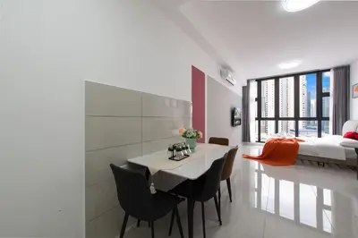 a room with a table and chairs and a bed at Majestic by Avery at KLCC#Located in the City Center#10 mins Walk to Twin Towers#Rooftop Infinity pool#\u4e2d\u82f1\u6587\u623f\u4e1c in Kuala Lumpur