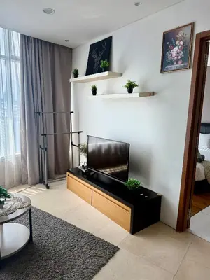 a living room with a black leather chair in a room at Vortex Suites Klcc By Bukit Bintang in Kuala Lumpur