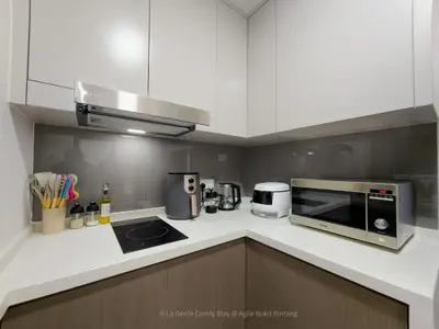 a kitchen with a microwave oven and a sink at La Gente x Agile Bukit Bintang TRX Pavilion KL in Kuala Lumpur