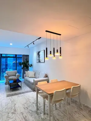 a living room with a table and a couch at \u4f0a\u987f\u9152\u5e97\u516c\u5bd3 in Kuala Lumpur