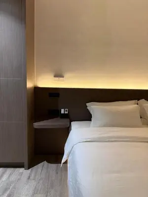 a bedroom with a bed with a light above it at \u5409\u9686\u5761\u96c5\u5c45\u4e50\u5929\u6c47Agile\u56db\u6708\u516c\u5bd3 in Kuala Lumpur