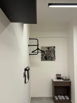 a room with a white wall with a zebra picture on the wall at \u5409\u9686\u5761\u96c5\u5c45\u4e50\u5929\u6c47Agile\u56db\u6708\u516c\u5bd3 in Kuala Lumpur