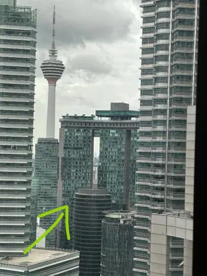 a green arrow in a city with tall buildings at Z-Home-skysuite \u4e24\u623f\u4e24\u536b in Kuala Lumpur