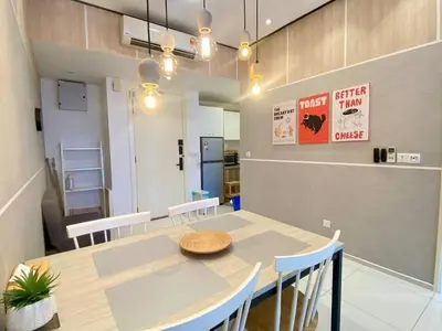 a dining room with a table and chairs at Robertson 1R1B Pinwu Bkt Bintang|Chinatown|LRT in Kuala Lumpur