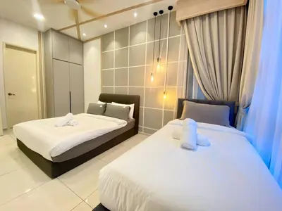 a bedroom with two beds and a couch at Robertson 1R1B Pinwu Bkt Bintang|Chinatown|LRT in Kuala Lumpur