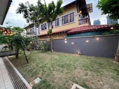 a house with a yard in front of a building at 9 Min KLCC 9KM Mid Valley Karaoke 30Pax 7Car in Kuala Lumpur