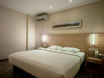 a bedroom with a large white bed in it at City Comfort Hotel Kuala Lumpur City Center (Bukit Bintang) in Kuala Lumpur