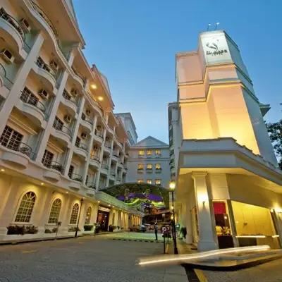 Flamingo Hotel By The Lake