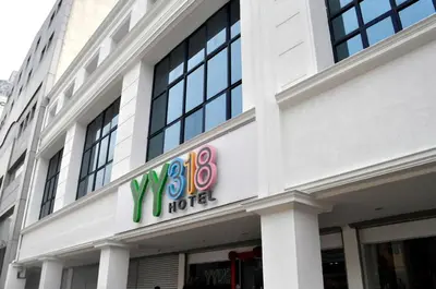 a mbud motel sign on the side of a building at YY318 Hotel Bukit Bintang in Kuala Lumpur