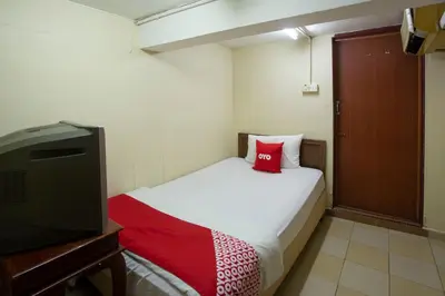 a small bedroom with a bed and a tv at SPOT ON 90137 Casavilla Hotel Pudu in Kuala Lumpur