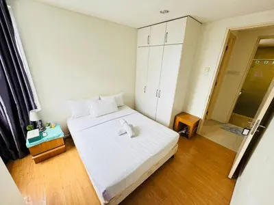 a bedroom with a large white bed in a room at Bintang Goldhill Guest House in Kuala Lumpur